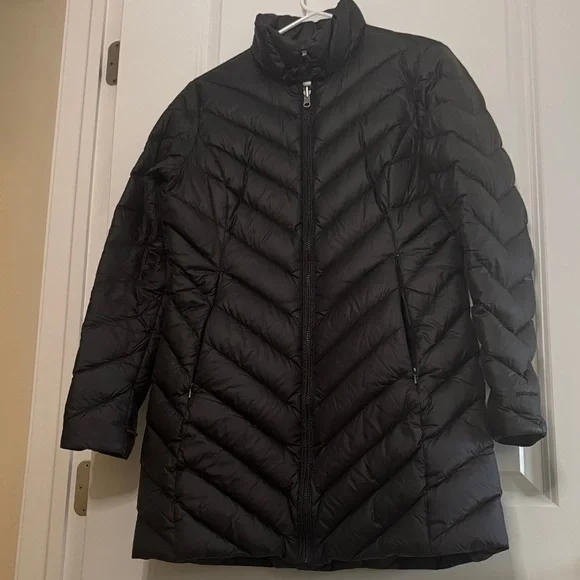 Patagonia Black Women's Puffer Jacket - Picture 7 of 16